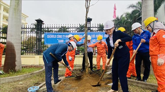 Công ty Nhiệt điện Uông Bí phát động Tết trồng cây đời đời nhớ ơn Bác Hồ
