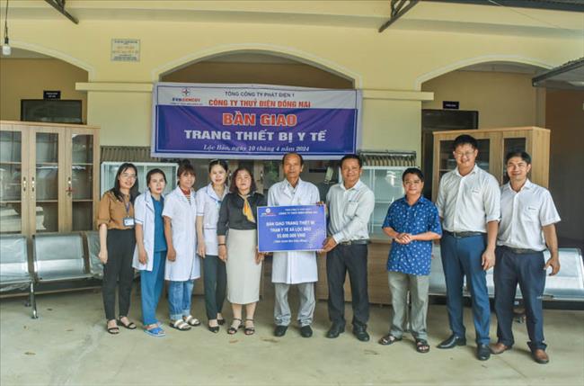 Thủy điện Đồng Nai hỗ trợ trang thiết bị cho Trạm y tế xã Lộc Bảo