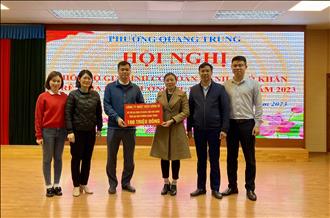 Uong Bi Thermal Power Company gives gifts to poor families